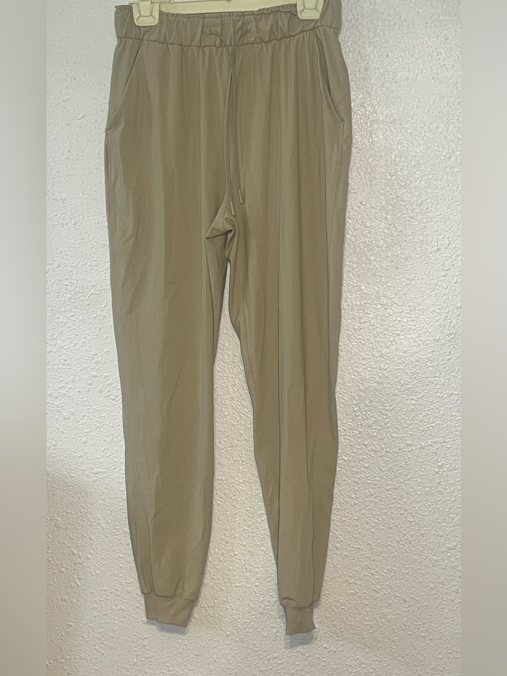 Lululemon women’s high-waisted Olive Jogger Pants size 6